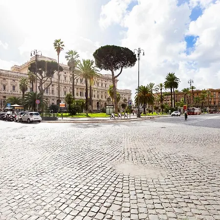 Vatican Andrea's House شقة